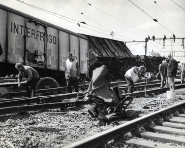 402741 Afbeelding van de herstelwerkzaamheden na de botsing tussen een goederentrein en een personentrein ter hoogte ...